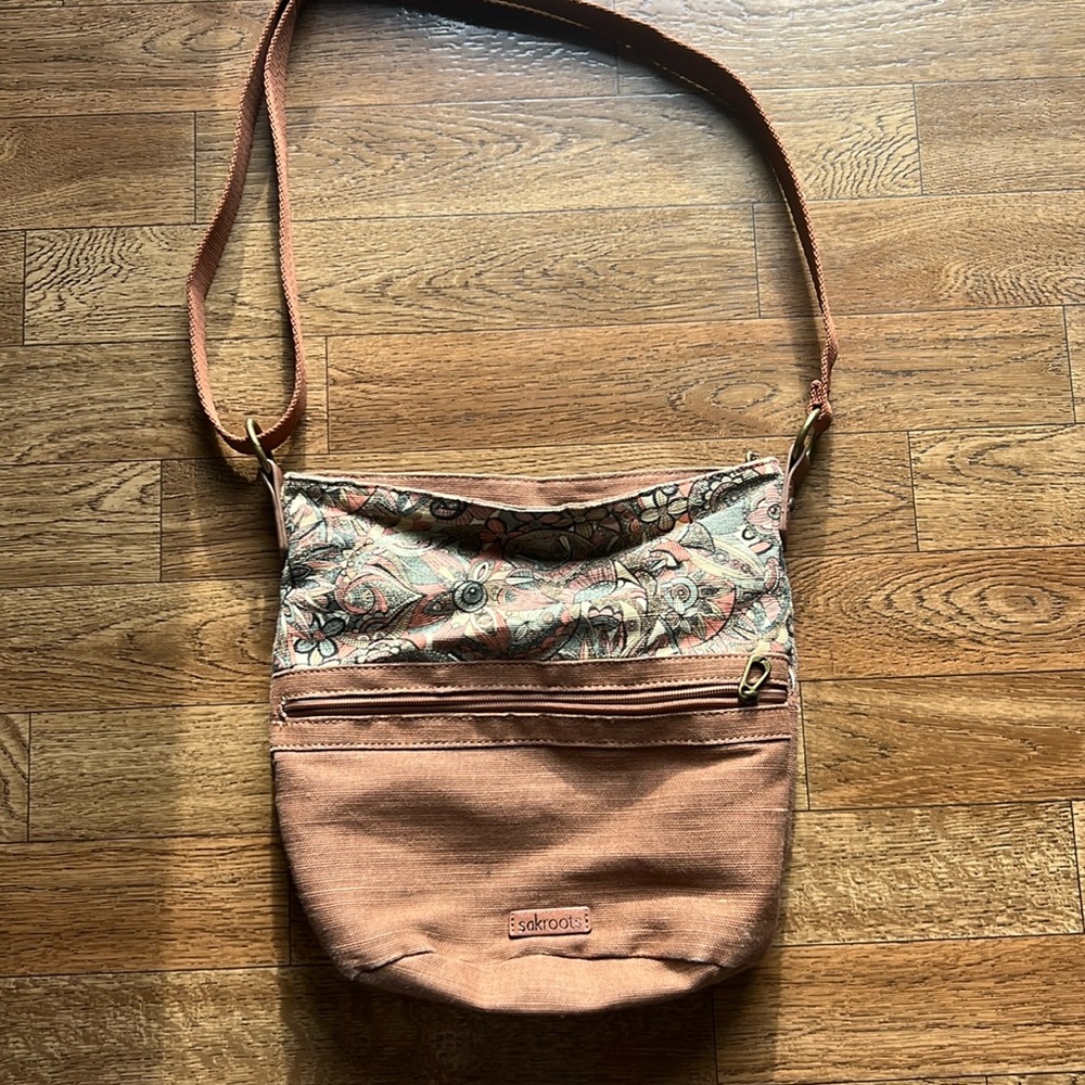 Sakroots shoulder bag could be used as a cross body.Brown base color multicolor